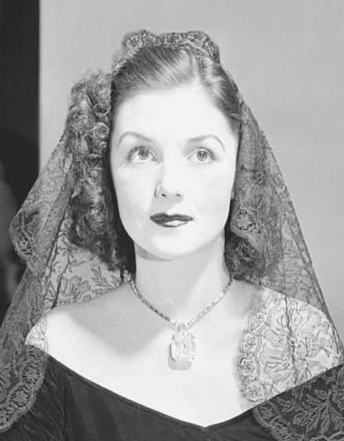 Brenda Frazier, Debutante of the year, modeling the Jonker diamond, 1938.